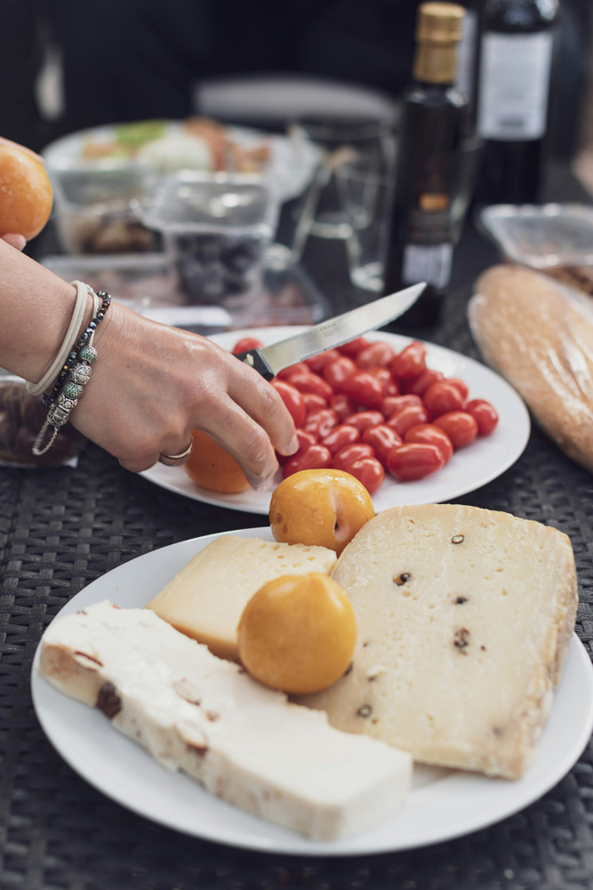 Authentic Sicilian picnic with local cheeses, cherry tomatoes and fresh produce in Syracuse, Italy – tailor-made travel by High Point Holidays