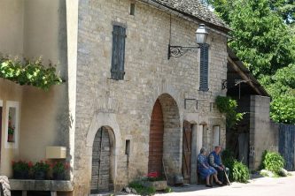20240209135324_chateau-chalon-street